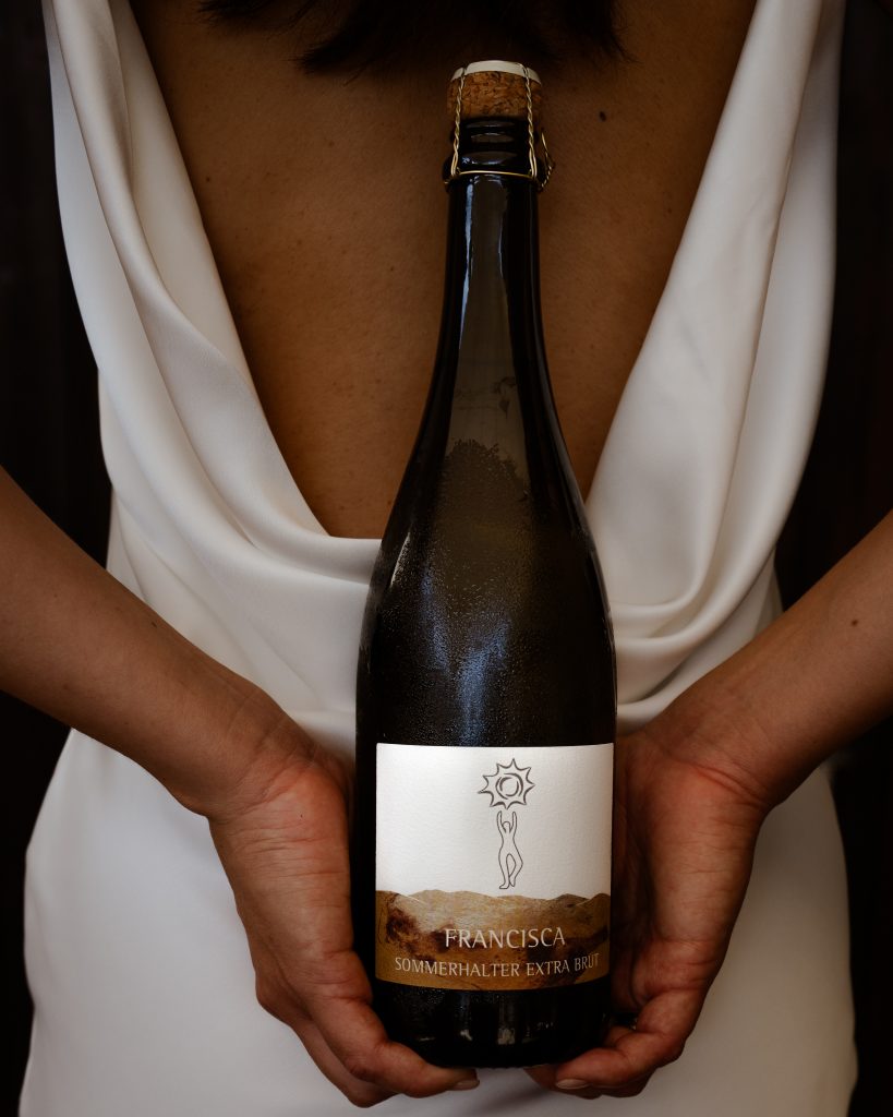 Francisca Extra Brut Sektflasche vom Weingut Sommerhalter – Cuvée aus Chardonnay, Pinot Blanc und Pinot Noir
