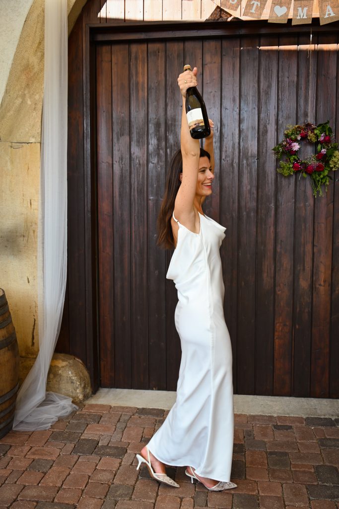 Francisca Extra Brut Sektflasche in den Händen von Franziska Sommerhalter