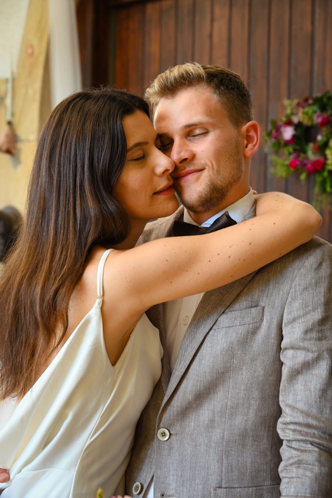 Simon und Franziska Sommerhalter mit der limitierten Francisca Extra Brut Sektflasche