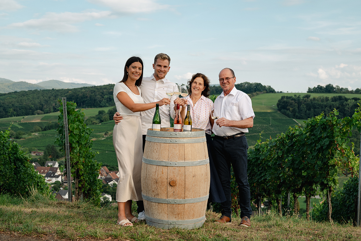 Familie Sommerhalter in den Weinbergen des Weinguts Sommerhalter im Markgräflerland – Familienweingut in Baden mit Tradition, Leidenschaft und familiärem Charakter