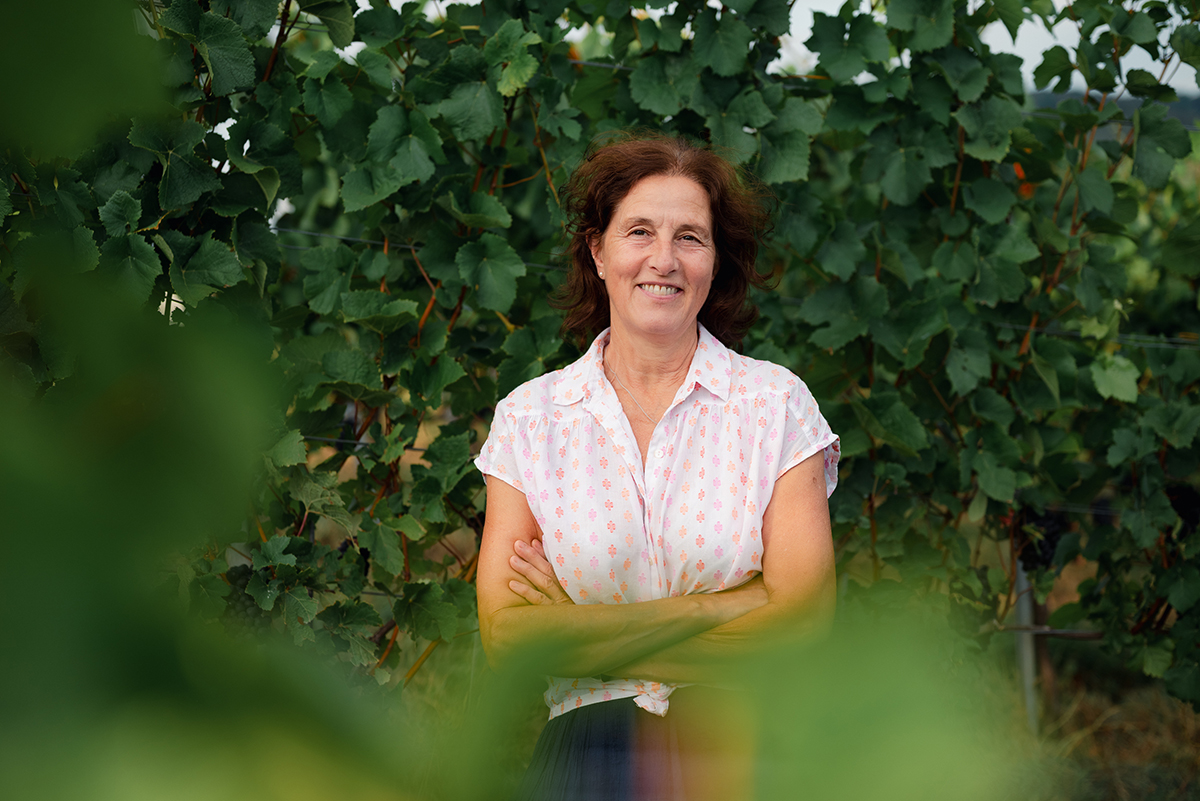 Gaby Schneider – Betreuung der Privatkunden im Weingut Sommerhalter, Baden, mit Fachwissen, Naturverbundenheit und authentischer Persönlichkeit