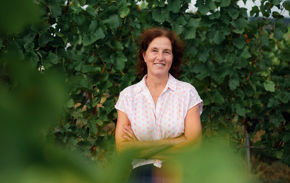 Gaby Schneider – Betreuung der Privatkunden im Weingut Sommerhalter, Baden, mit Fachwissen, Naturverbundenheit und authentischer Persönlichkeit