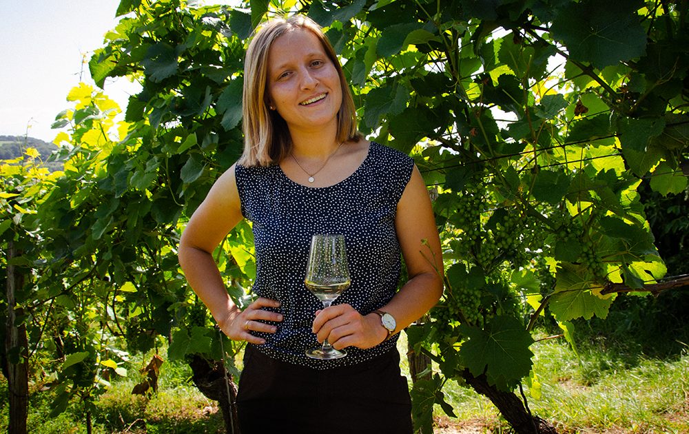 Paulina Sommerhalter – Weinwirtschaftlerin im Weingut Sommerhalter, zuständig für Buchhaltung, Weinberg- und Kellerarbeiten.